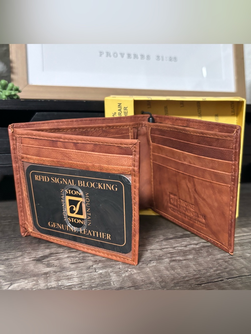 Leather Stone Mountain Tri-Fold Wallet With Gift Box - Picture 3 of 6